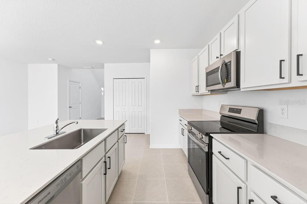 For Rent: $2,350 (5 beds, 2 baths, 2318 Square Feet)