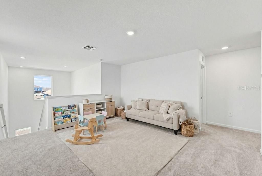 For Rent: $2,350 (5 beds, 2 baths, 2318 Square Feet)