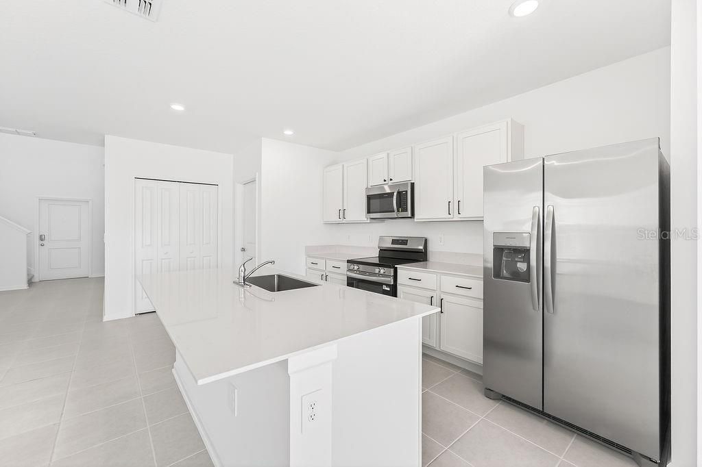 For Rent: $2,350 (5 beds, 2 baths, 2318 Square Feet)