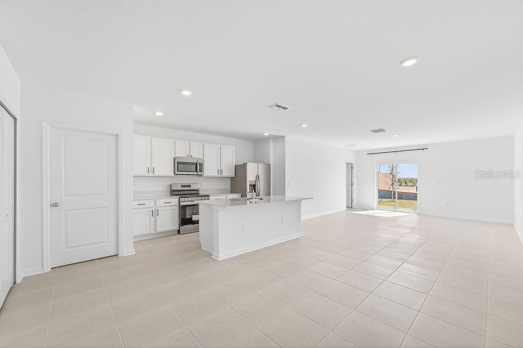 For Rent: $2,350 (5 beds, 2 baths, 2318 Square Feet)