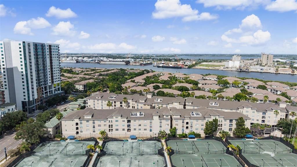 На продажу: $378,000 (2 спален, 2 ванн, 1073 Квадратных фут)