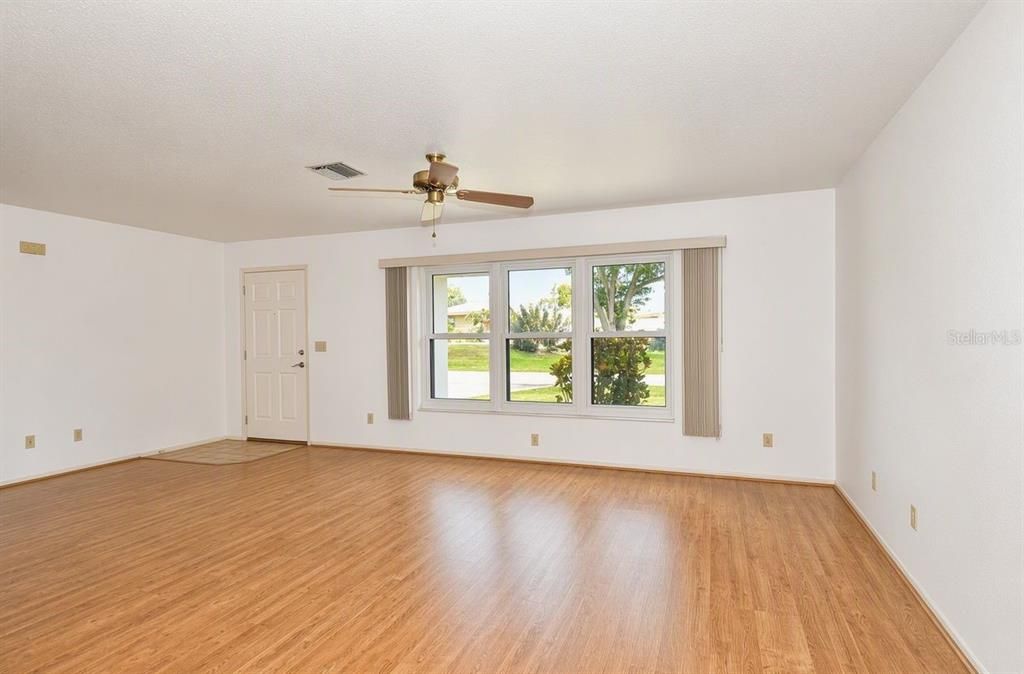 For Sale: $385,000 (3 beds, 2 baths, 1700 Square Feet)