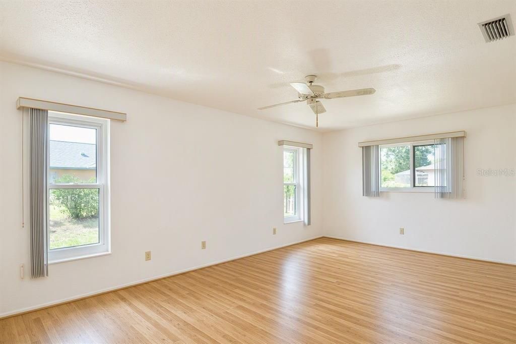 For Sale: $385,000 (3 beds, 2 baths, 1700 Square Feet)