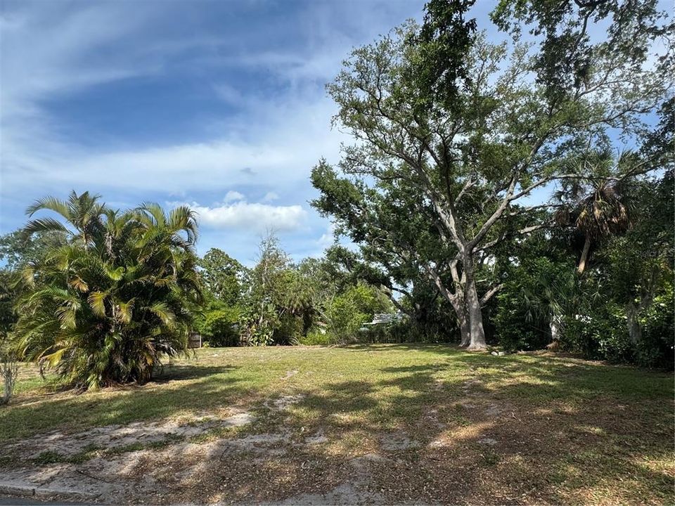 На продажу: $450,000 (0.40 acres)