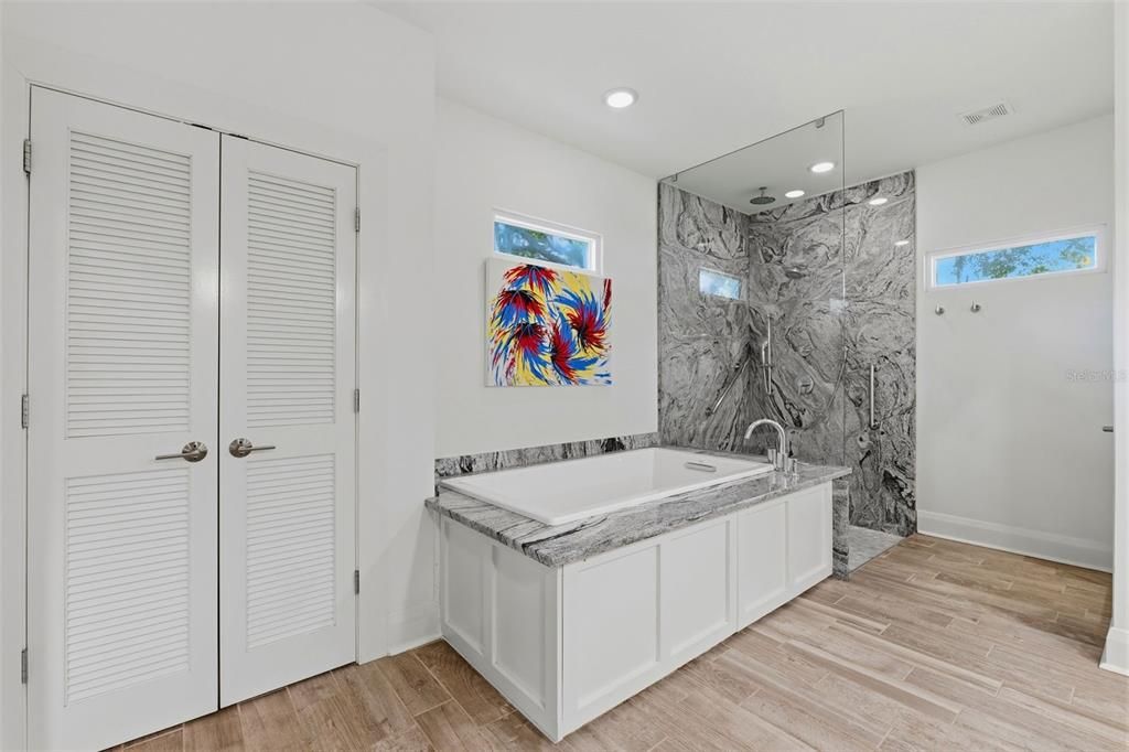 En Venta: $995,000 (5 camas, 3 baños, 3889 Pies cuadrados)