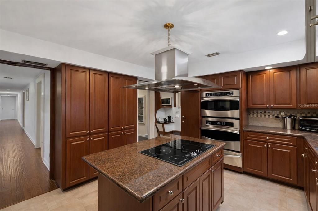 En Venta: $995,000 (5 camas, 3 baños, 3889 Pies cuadrados)