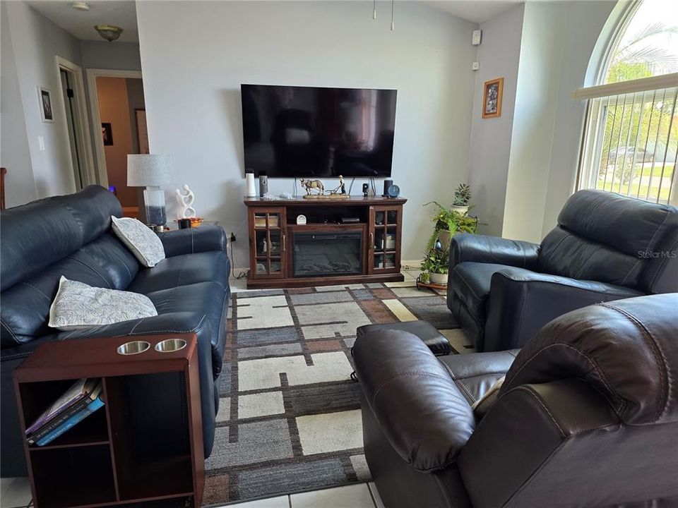 For Sale: $345,000 (3 beds, 2 baths, 1312 Square Feet)