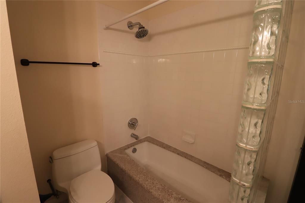 Activo con contrato: $2,800 (4 camas, 2 baños, 1660 Pies cuadrados)