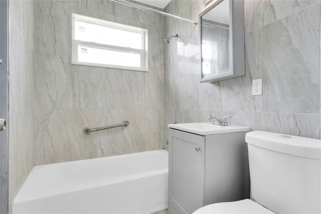 На продажу: $240,000 (3 спален, 1 ванн, 864 Квадратных фут)