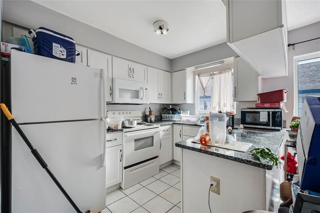 На продажу: $230,000 (2 спален, 1 ванн, 979 Квадратных фут)