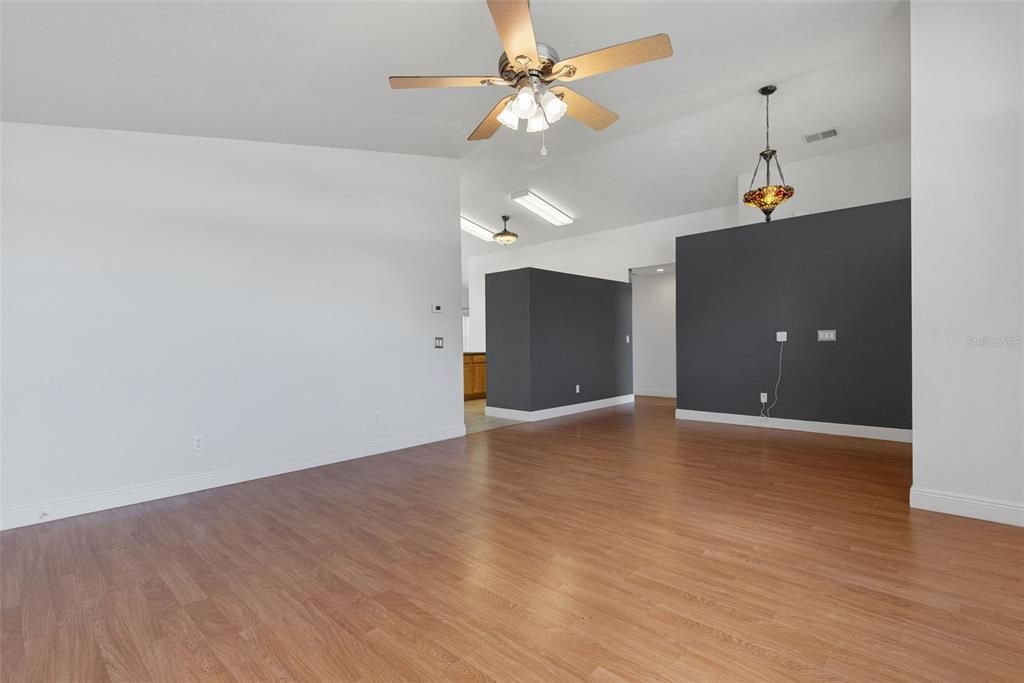 For Rent: $2,100 (3 beds, 2 baths, 1513 Square Feet)