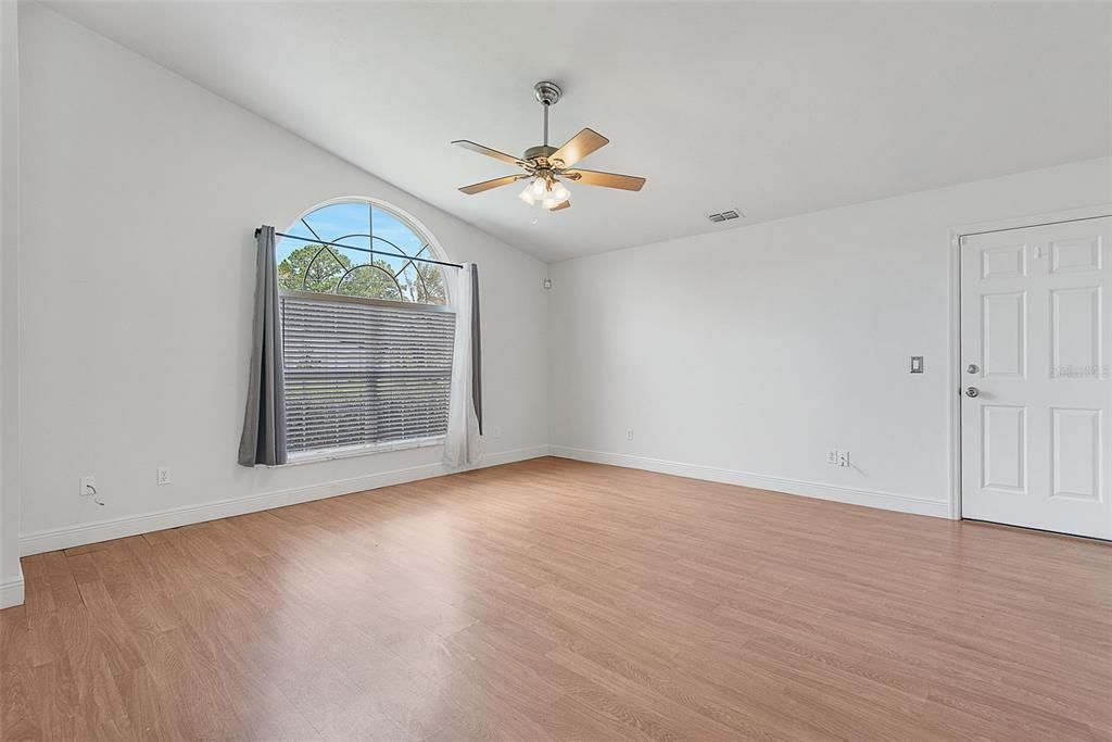 For Rent: $2,100 (3 beds, 2 baths, 1513 Square Feet)