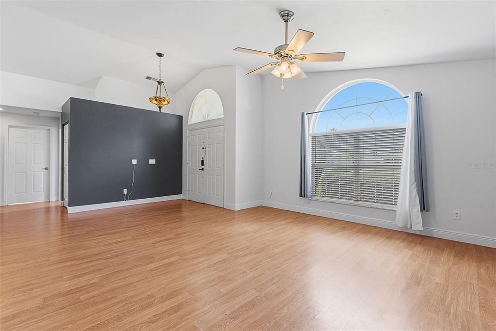 For Rent: $2,100 (3 beds, 2 baths, 1513 Square Feet)