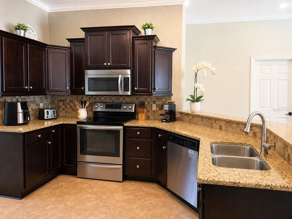 For Sale: $450,000 (4 beds, 3 baths, 2220 Square Feet)