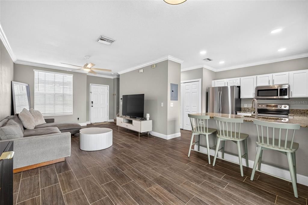 Active With Contract: $249,000 (2 beds, 2 baths, 1195 Square Feet)