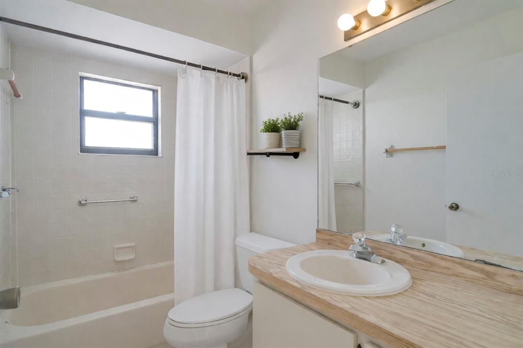 En Venta: $225,000 (3 camas, 2 baños, 930 Pies cuadrados)