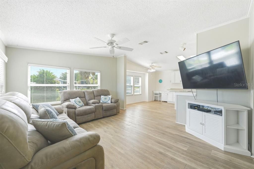 For Sale: $275,000 (3 beds, 2 baths, 1818 Square Feet)
