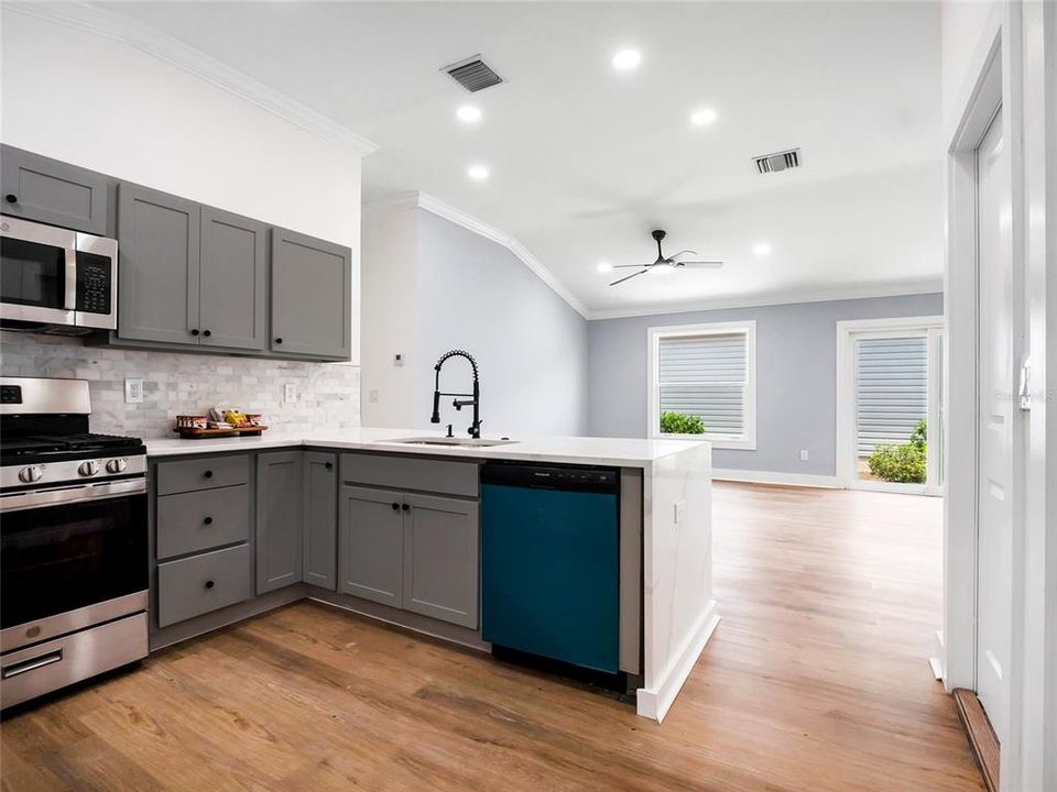 For Sale: $318,000 (2 beds, 2 baths, 1148 Square Feet)