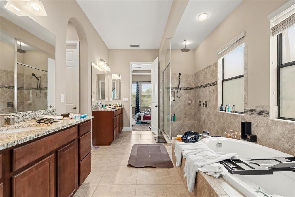 Activo con contrato: $575,000 (5 camas, 5 baños, 3624 Pies cuadrados)