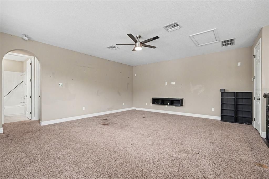 Activo con contrato: $575,000 (5 camas, 5 baños, 3624 Pies cuadrados)