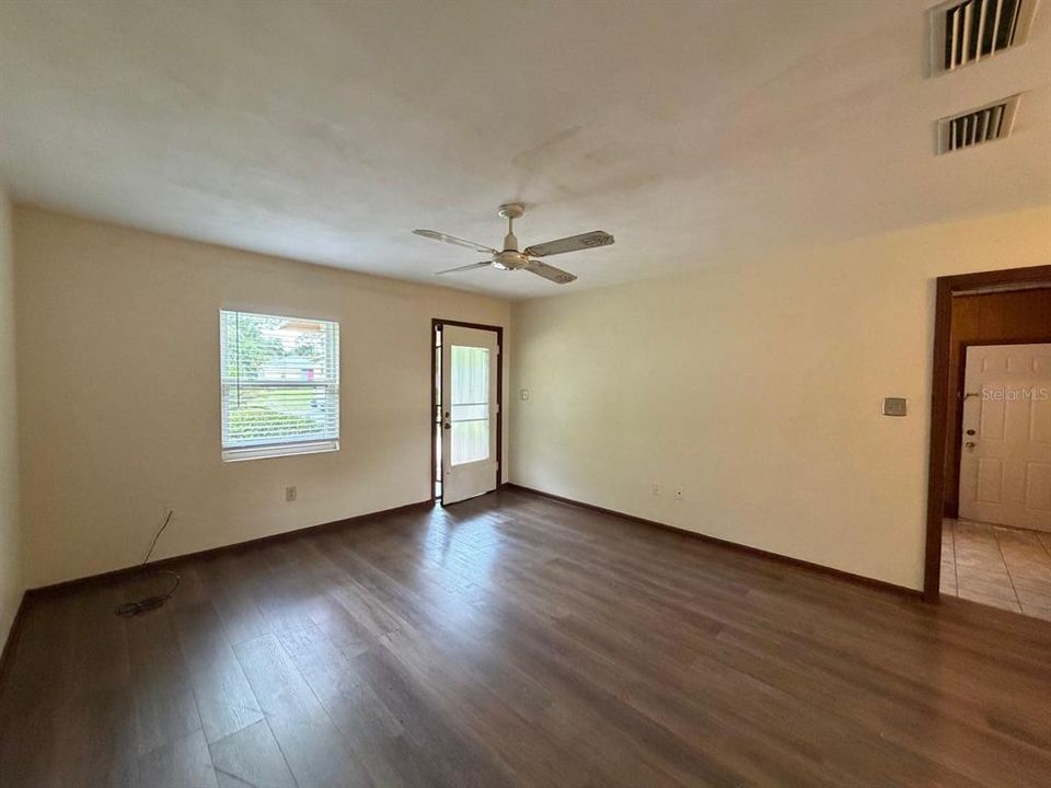На продажу: $185,000 (3 спален, 1 ванн, 1300 Квадратных фут)