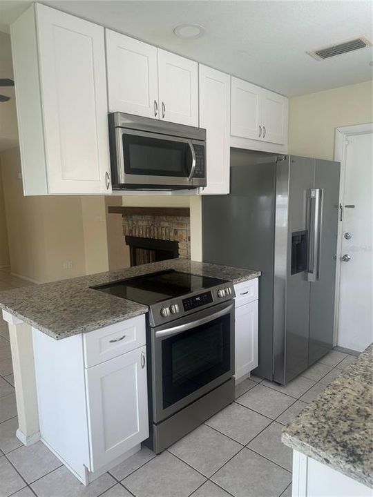 For Rent: $2,700 (3 beds, 2 baths, 976 Square Feet)