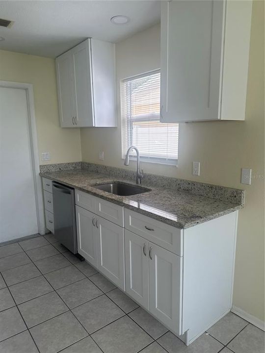 For Rent: $2,700 (3 beds, 2 baths, 976 Square Feet)