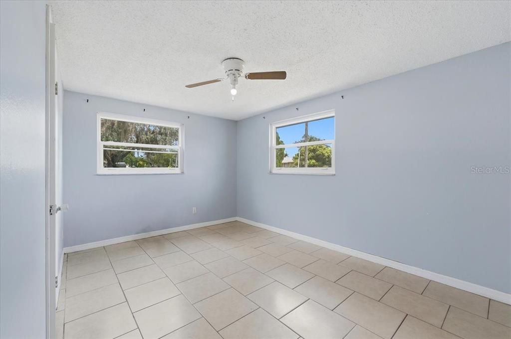 For Sale: $185,000 (3 beds, 1 baths, 929 Square Feet)