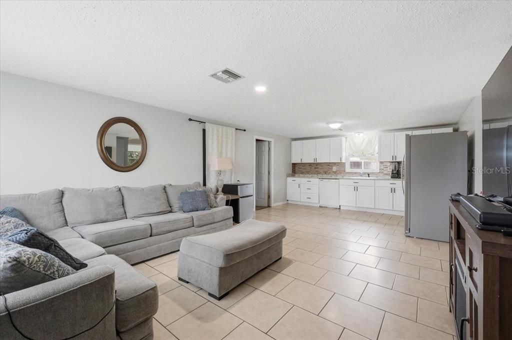 For Sale: $185,000 (3 beds, 1 baths, 929 Square Feet)
