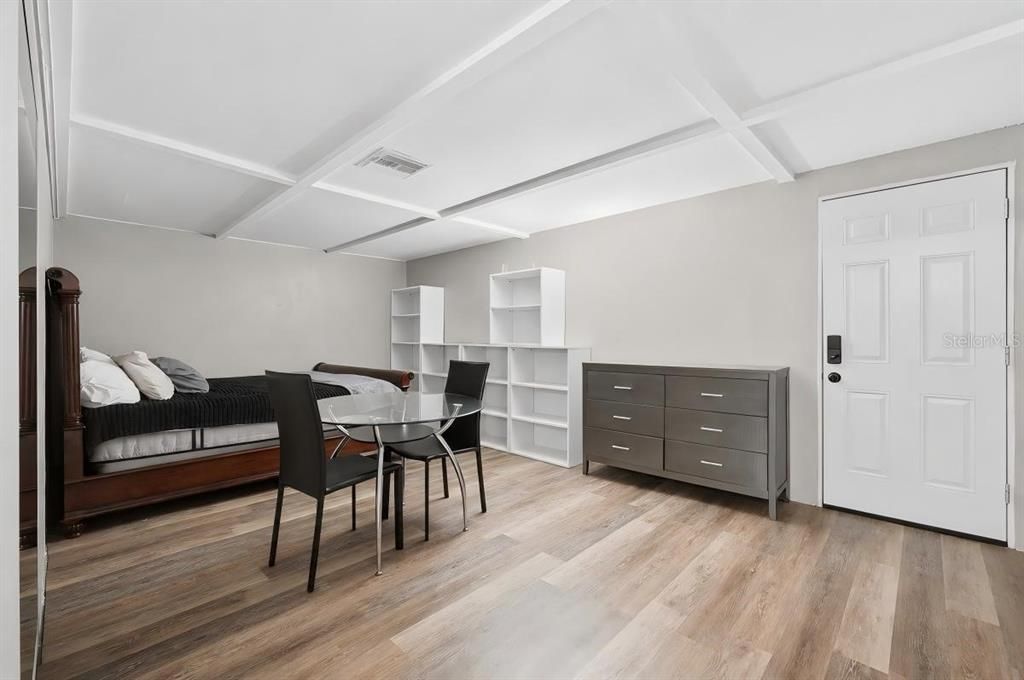 For Sale: $185,000 (3 beds, 1 baths, 929 Square Feet)