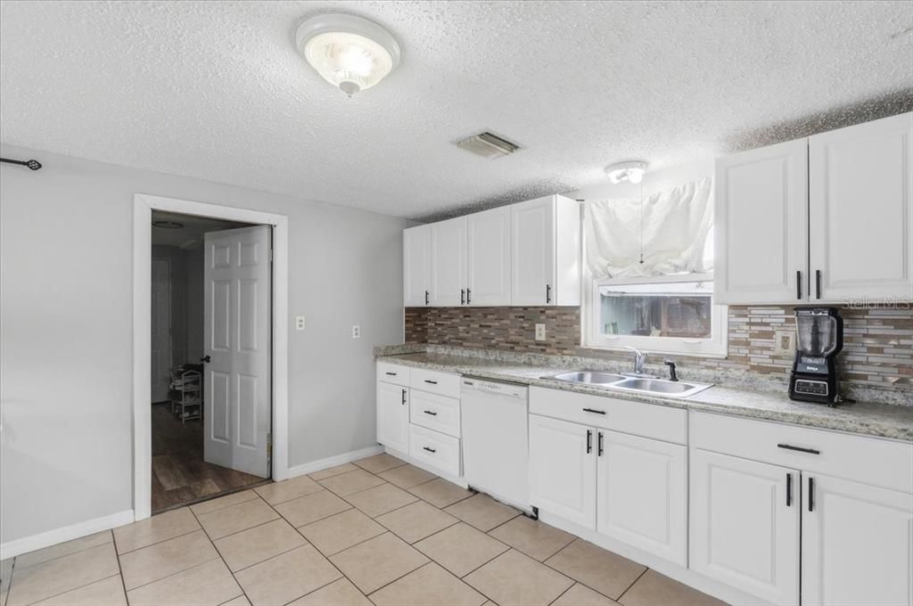 For Sale: $185,000 (3 beds, 1 baths, 929 Square Feet)
