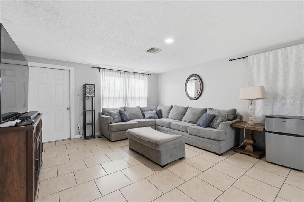 For Sale: $185,000 (3 beds, 1 baths, 929 Square Feet)