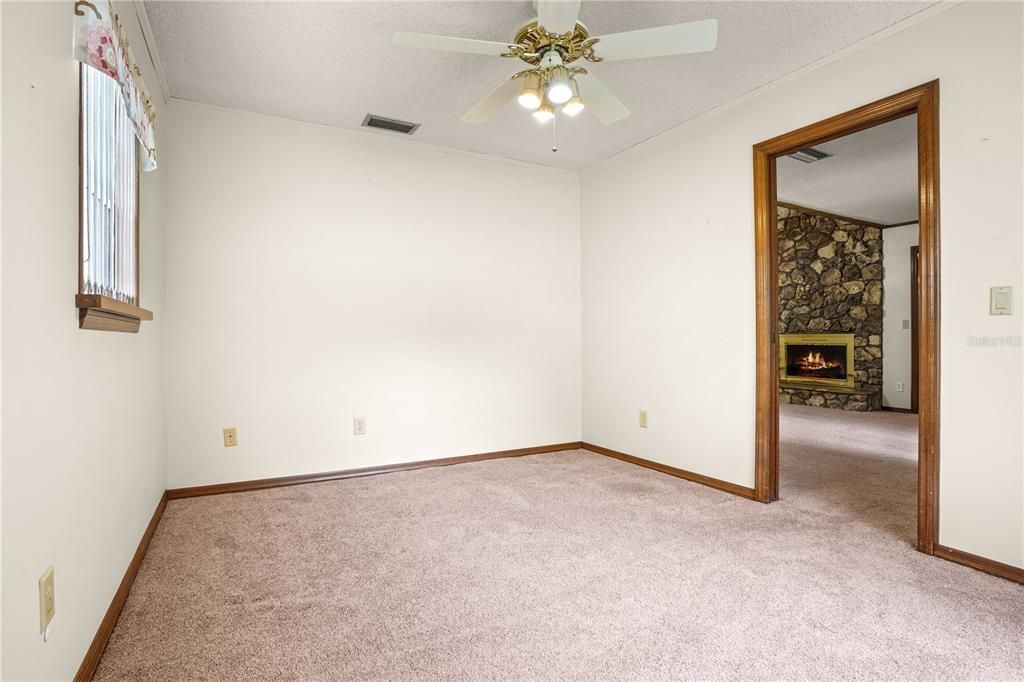 En Venta: $419,000 (4 camas, 2 baños, 1981 Pies cuadrados)