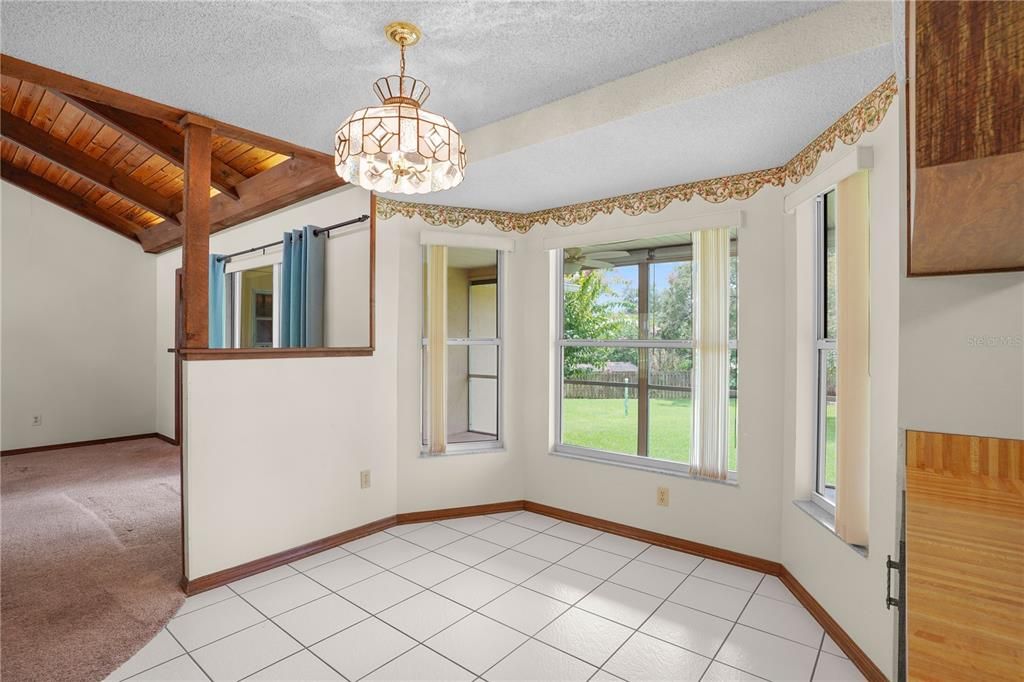 En Venta: $419,000 (4 camas, 2 baños, 1981 Pies cuadrados)