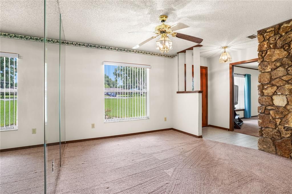 En Venta: $419,000 (4 camas, 2 baños, 1981 Pies cuadrados)