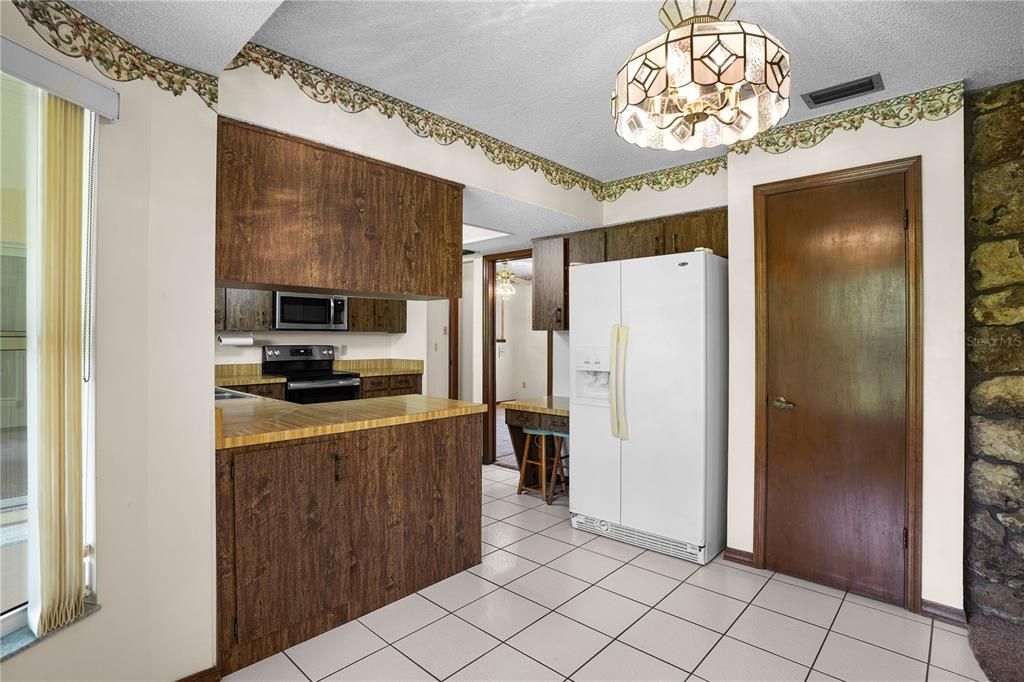 En Venta: $419,000 (4 camas, 2 baños, 1981 Pies cuadrados)
