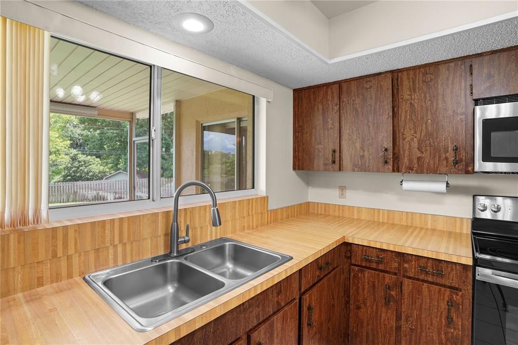 En Venta: $419,000 (4 camas, 2 baños, 1981 Pies cuadrados)