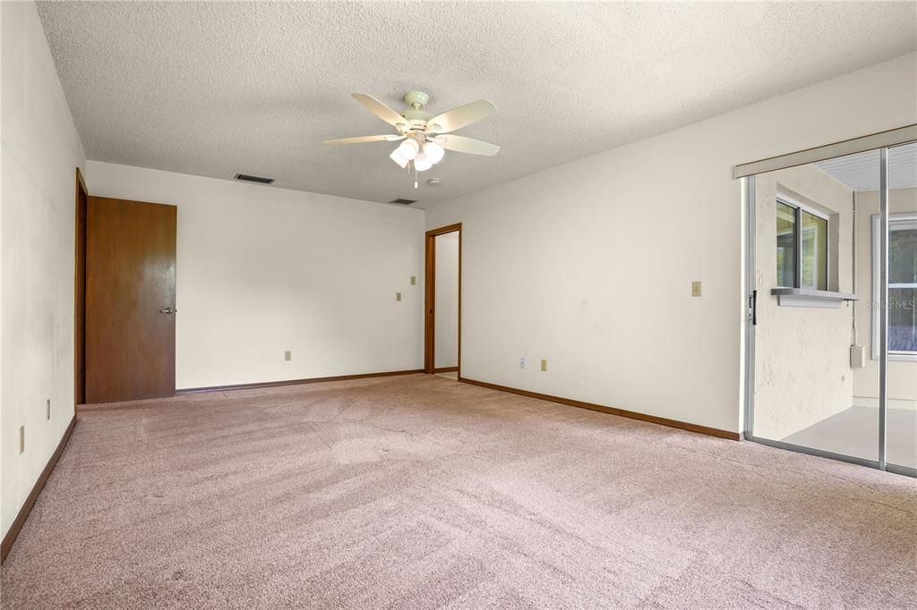 En Venta: $419,000 (4 camas, 2 baños, 1981 Pies cuadrados)