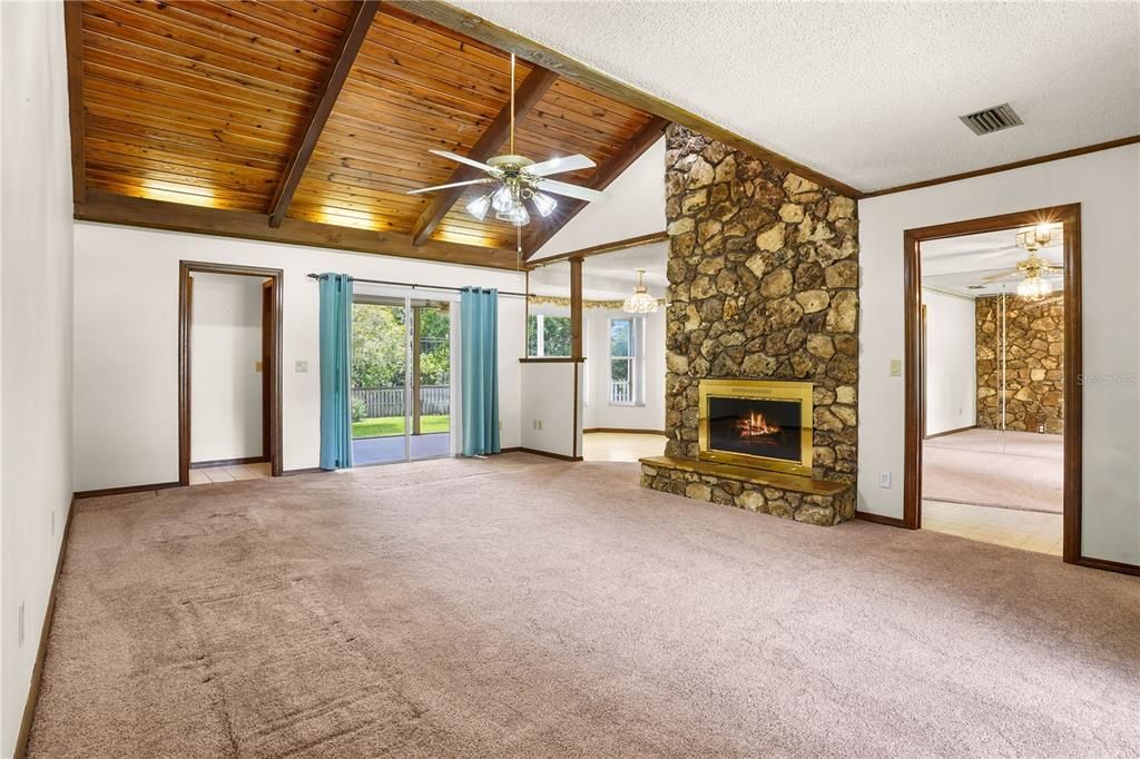 En Venta: $419,000 (4 camas, 2 baños, 1981 Pies cuadrados)