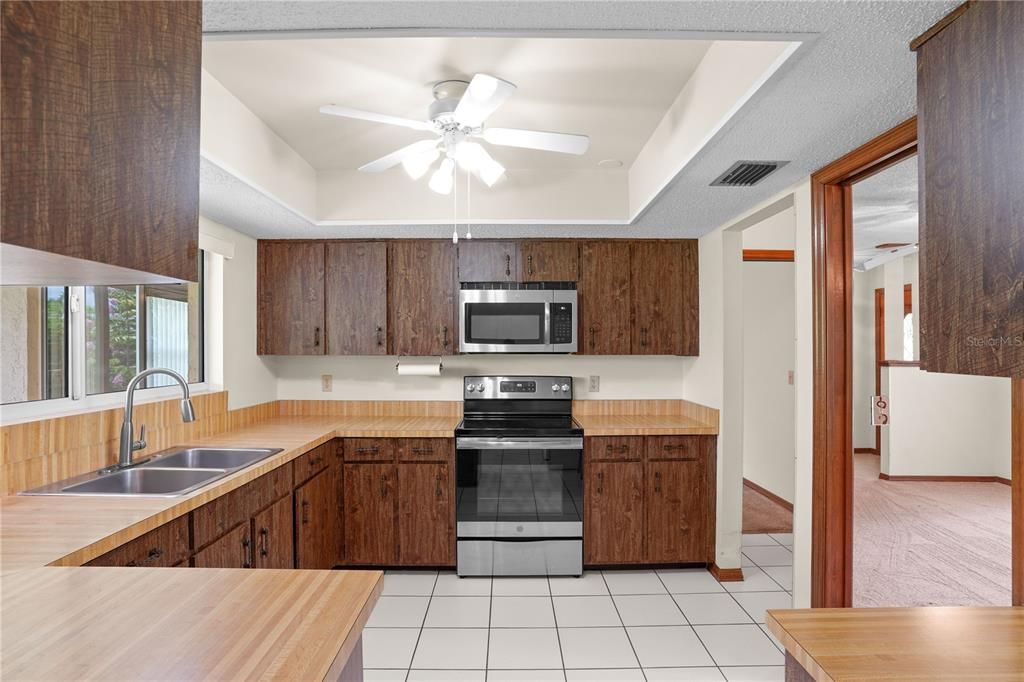 En Venta: $419,000 (4 camas, 2 baños, 1981 Pies cuadrados)