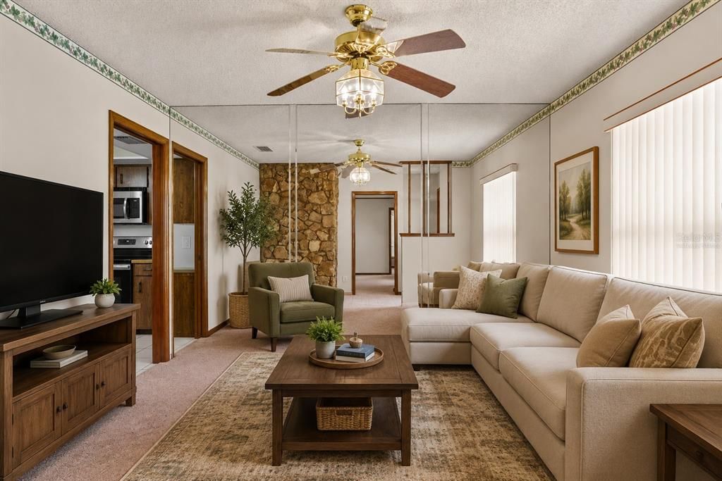 En Venta: $419,000 (4 camas, 2 baños, 1981 Pies cuadrados)