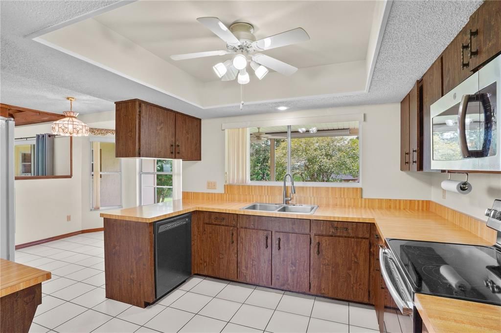 En Venta: $419,000 (4 camas, 2 baños, 1981 Pies cuadrados)
