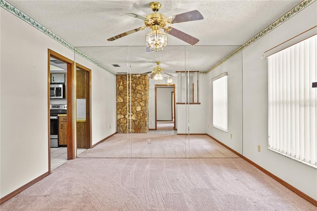 En Venta: $419,000 (4 camas, 2 baños, 1981 Pies cuadrados)