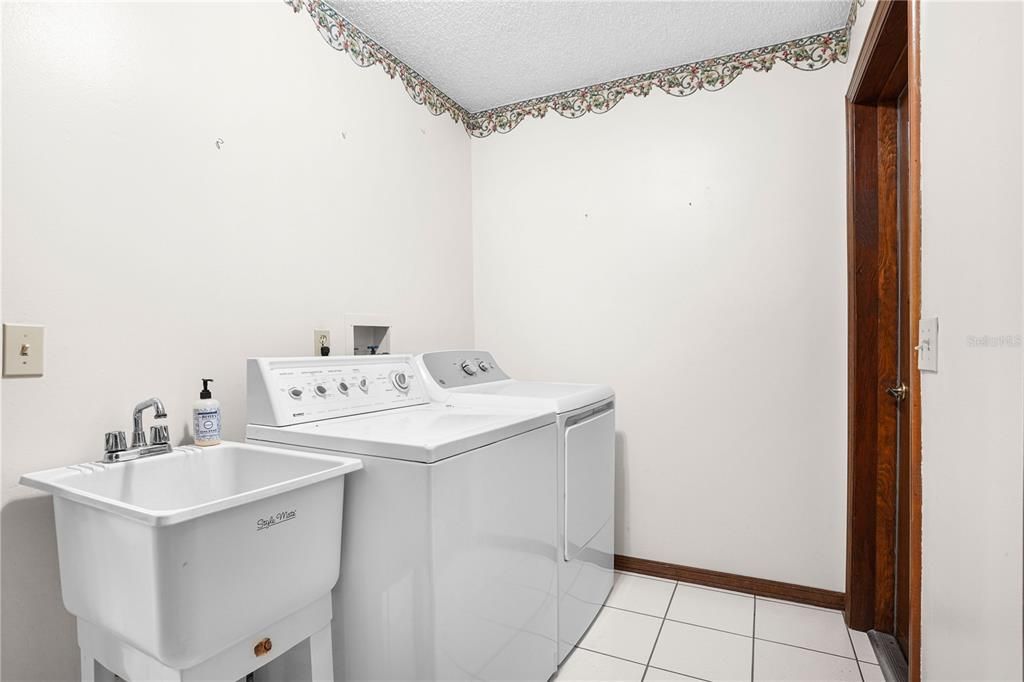 En Venta: $419,000 (4 camas, 2 baños, 1981 Pies cuadrados)