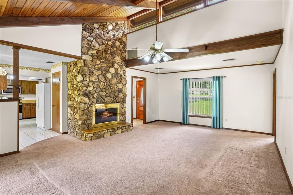 En Venta: $419,000 (4 camas, 2 baños, 1981 Pies cuadrados)