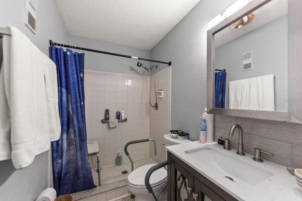 На продажу: $199,900 (2 спален, 2 ванн, 1135 Квадратных фут)