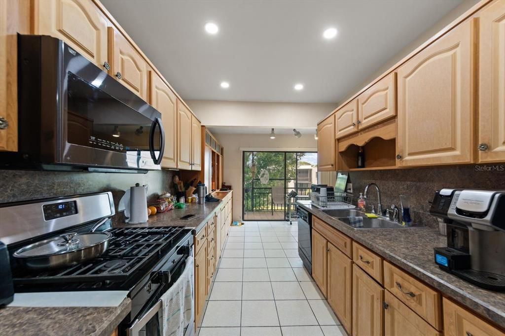На продажу: $199,900 (2 спален, 2 ванн, 1135 Квадратных фут)