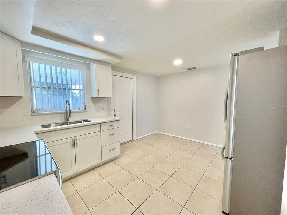 В аренду: $1,600 (2 спален, 1 ванн, 816 Квадратных фут)