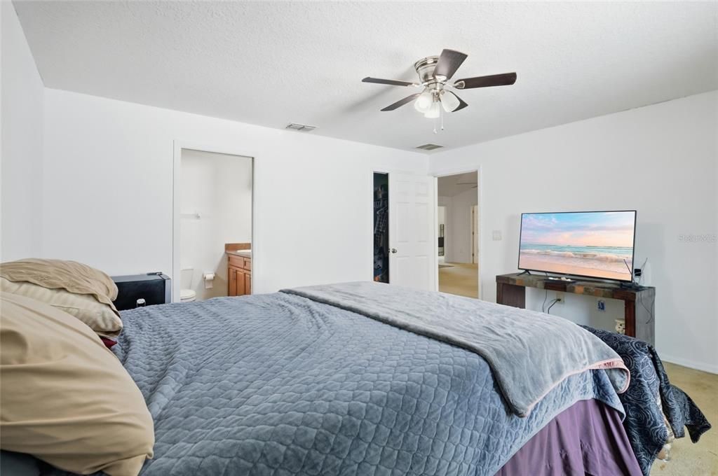 For Sale: $350,000 (4 beds, 2 baths, 1427 Square Feet)