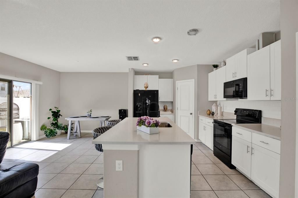 For Sale: $400,000 (4 beds, 2 baths, 1914 Square Feet)
